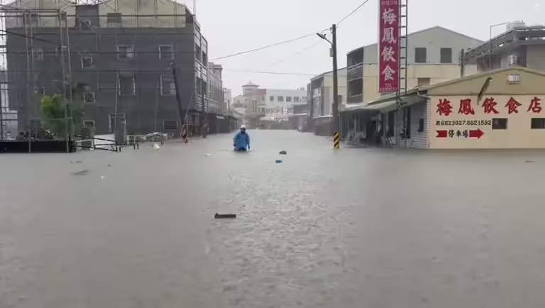 ▲台南後壁降下大雨，市議員反映菁寮一帶水已經快到腰了。（圖／翻攝議員王宣貿臉書）