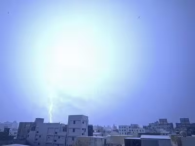 雷神之錘降臨！澎湖深夜閃電雷雨交加　巨大聲響震撼鄉親