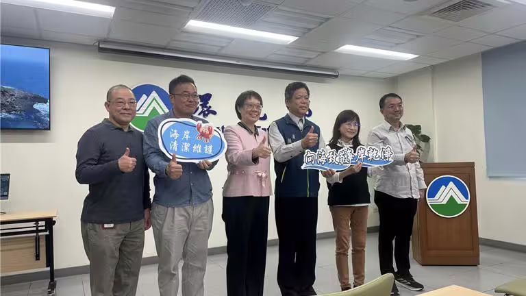台灣海岸線連綿1990公里,而沿岸海廢巡檢過往以人力為主,因此具有不少難以克服的困境,對此環境部環境管理署,2024年運用無人機(UAV)結合Ai影像辨識技術,突破過往困境,人力每次僅能巡查100公尺,無人機則可達2公里,且透過AI辨識,其垃圾面積辨識精準度達人工辨識8成。(賀培晏攝) 台灣海岸線連綿1990公里,而沿岸海廢巡檢過往以人力為主,因此具有不少難以克服的困境,對此環境部環境管理署,2024年運用無人機(UAV)結合Ai影像辨識技術,突破過往困境,人力每次僅能巡查100公尺,無人機則可達2公里,且透過AI辨識,其垃圾面積辨識精準度達人工辨識8成。(賀培晏攝)