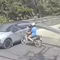 騎士騎車載長條物　竟直接撞進駕駛座