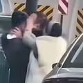 車禍糾紛爆衝突　突遭強吻駕駛捂臉逃