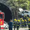 離奇「飛車」意外！突失控飛上樹了