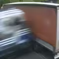 貨車被困鐵軌　遭火車攔腰猛撞