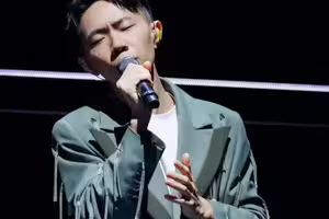 圓夢！鄭興出道8年首攻TICC 大咖金曲歌王台下無預警現身力挺