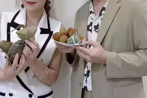 吳申梅端午揪陳孟賢吃粽 暖心逗樂百歲人瑞