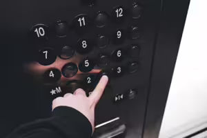 大樓傳惡臭 男住戶困電梯井「反覆輾壓10天」才被發現 大樓傳惡臭 男住戶困電梯井「反覆輾壓10天」才被發現