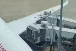 客機多次撞擊登機橋！乘客嚇壞　業者發聲明回應了