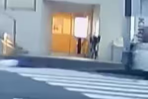 超扯意外!女子慘遭車「拖行數百公尺」 超扯意外!女子慘遭車「拖行數百公尺」