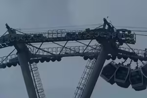 載客纜車恐怖事故　車廂卡在一起慘了