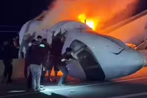 飛機墜毀起火　機身慘斷兩截