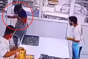 在麵包店開玩笑扔刀　不慎正中同事胸口