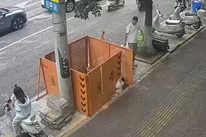 在施工圍欄邊玩耍 嬰兒不慎跌入深坑 在施工圍欄邊玩耍 嬰兒不慎跌入深坑