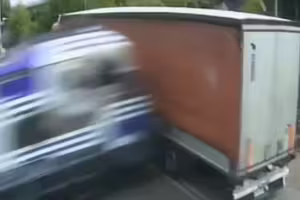 貨車被困鐵軌 遭火車攔腰猛撞 貨車被困鐵軌 遭火車攔腰猛撞