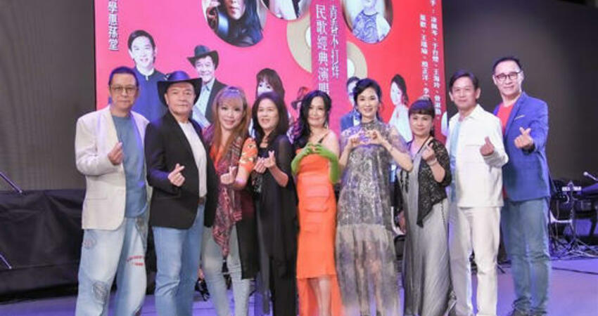 不敢相信！葉歡薄紗透視裝開唱 60歲「真實狀態」觀眾全看傻