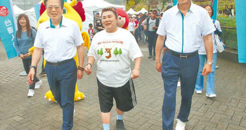 台壽祖孫三代健走 13年繞台390圈