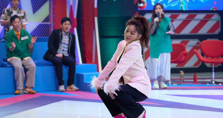 王彩樺「M字腿深蹲」性感畫面噴鼻血！摸她孕肚喊話要再生