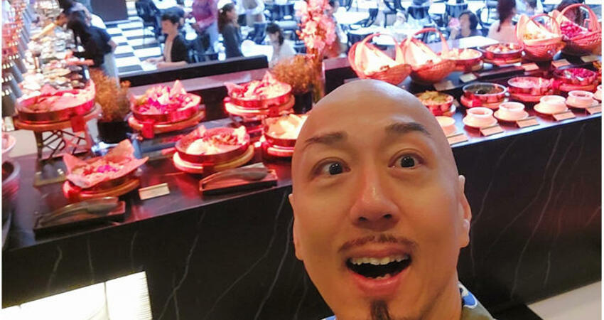 52歲資深男星到餐廳「洗碗打工」維生！ 霸氣喊：又不偷不搶