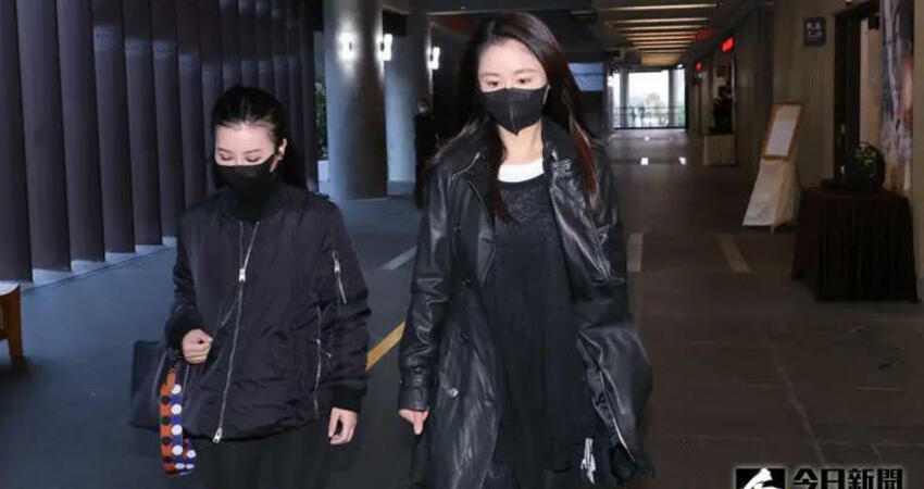 林心如一身黑衣現身了 陪瓊瑤走最後一哩路