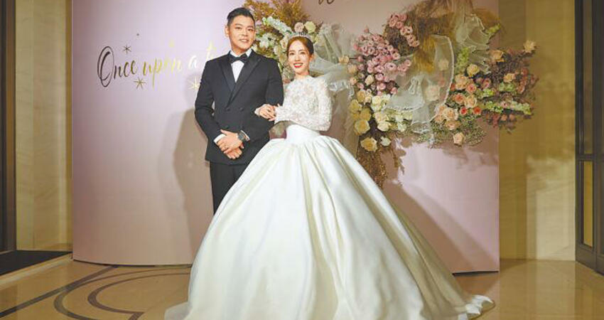 婁峻碩、焦凡凡甜簽終身契約
