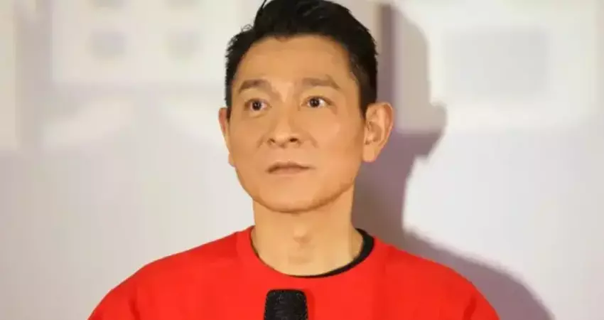 曝手寫信報平安！劉德華演唱會「又慘摔」
