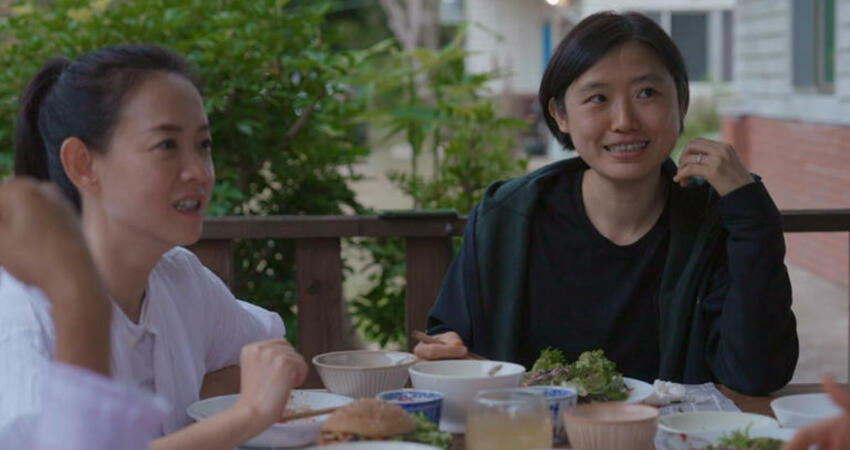 曾寶儀《交換禮物》吃飯噴「菜渣」爆紅！ 網衝戲院看片