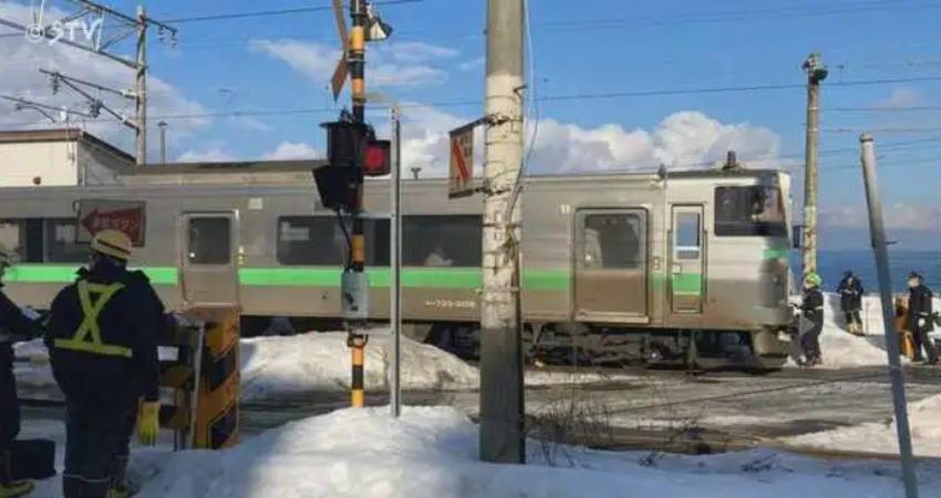 大媽「閃闖平交道」想拍美照　遭列車撞飛慘死