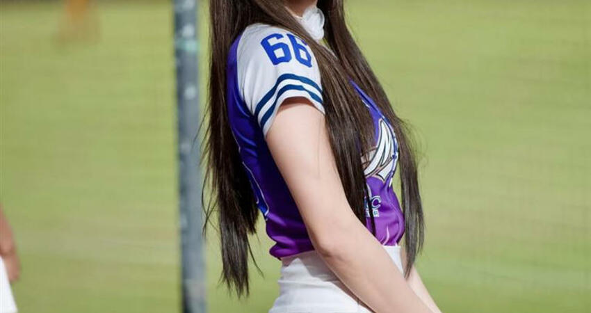 啦啦隊女神跟風AI挑彩卷號碼！拿科技求好運 選3數字結果超傻眼