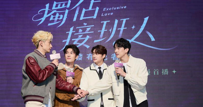 2男星穿內褲熱吻「差點伸進去撈」發出聲吟！彼此認了升旗：開心的狀態