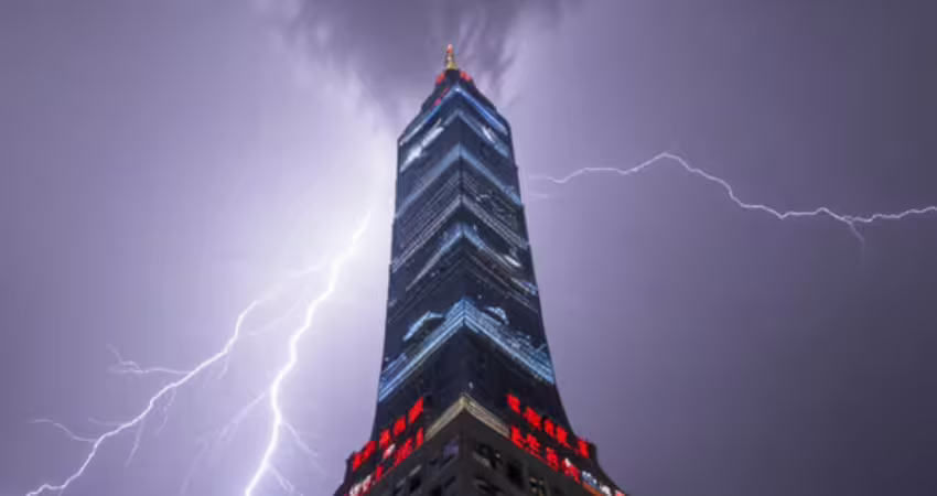 台北101「遭雷擊」畫面太震撼　登上國際媒體