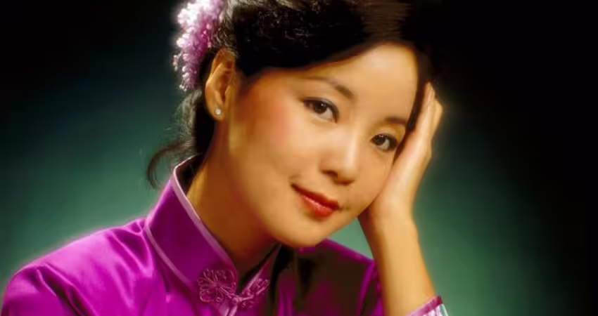 鄧麗君屢被傳「與成龍有私生子」！家屬澄清多次 不忍硬起來怒喊告