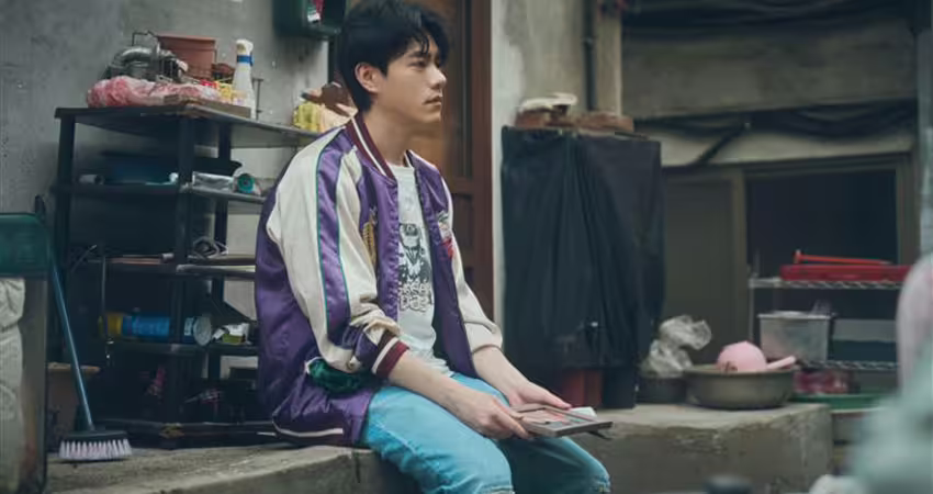 金鐘視帝夜市擺攤！狼狽跑給警察追 遇熱心老闆搬椅子借吹冷氣超感動