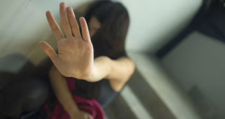 分手還禮物險死！英女師被前男友連刺15刀 手抓刀自救撿回一命