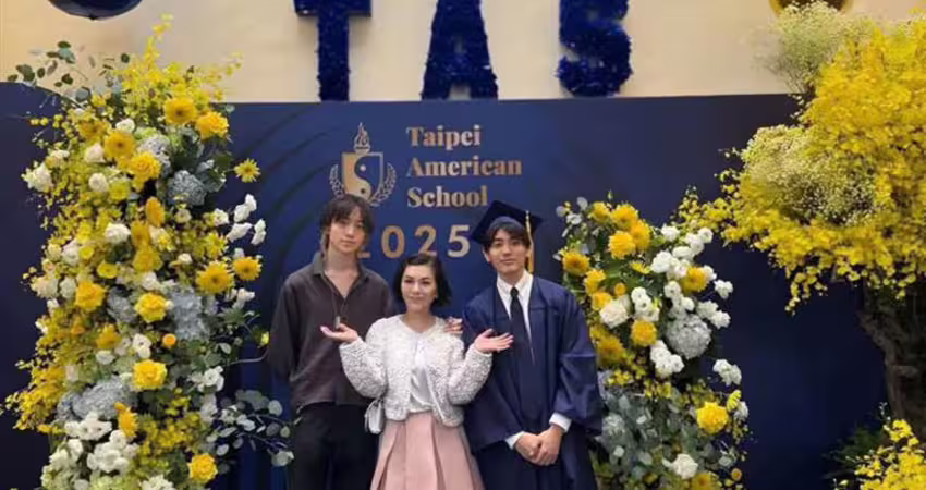 張清芳小兒子畢業了！母子三人同框「2兄弟超高顏值」被網讚：像王子