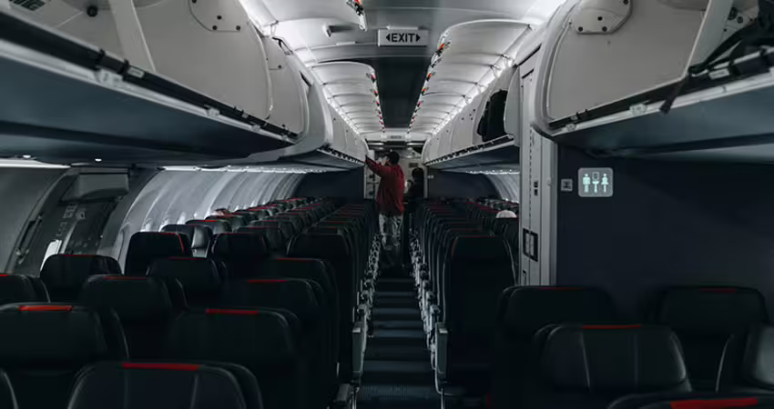 飛機廁所驚見「1行字」　機長急載349人掉頭