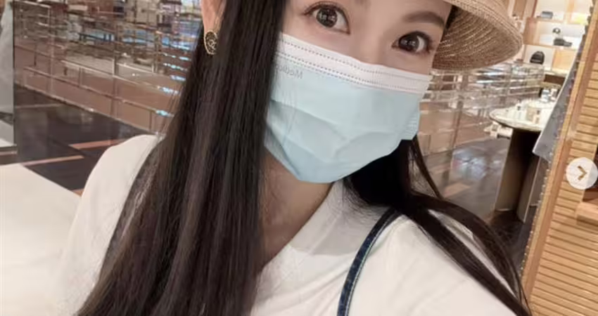 41歲愷樂久違露臉了！曬近距離自拍「真實膚況曝」 產後大回春變少女