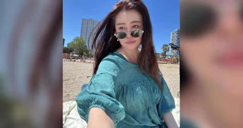 58歲王祖賢罕曬「沙灘素顏照」 粉絲驚讚：美得像一幅畫