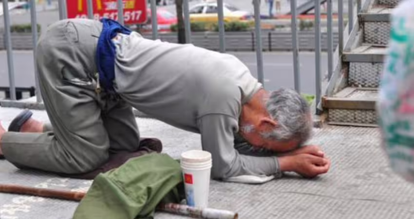 乞丐暈倒沒人伸出援手！好心男請吃一碗涼麵　隔天下班驚喜來了