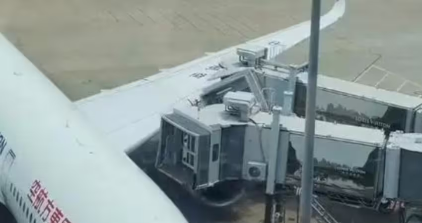客機多次撞擊登機橋！乘客嚇壞　業者發聲明回應了