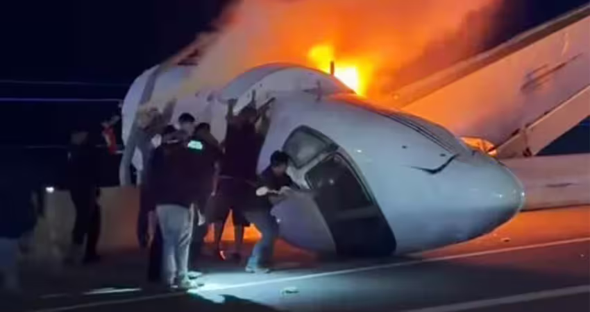 飛機墜毀起火　機身慘斷兩截