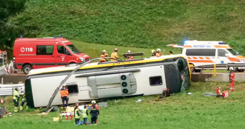 重大意外！旅行團遊覽車翻覆　已多人死傷