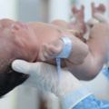 產房裡剛生下一個嬰兒，接生醫生卻嚇得，嬰兒竟然帶著這個出生