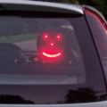 超爆笑LED表情燈讓司機可以直接表達幾十種情緒，甚至還很貼心讓你可以「比中指」！