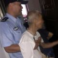 89歲老人帶著裝滿現金的書包去銀行，結果被民警抱回家！