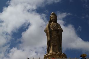 35℃高溫酷暑天無法溫酷暑天氣，依然不能阻擋有人前來普陀山景區，眾多遊客前往南海觀音，焚香祈福