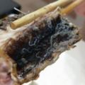 女網友吃百元便當魚肚時看到「白色炒米粉」以為加菜，結果竟是「大量超噁線蟲」