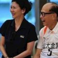 李嘉誠退休養老後，放飛自我不懼非議，與周凱旋十指緊扣逛大街