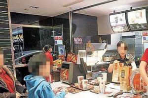 貴婦嘲笑排她前面的孩子「白痴智障」，店員霸氣的回了「這一句話」，令全場的人激動不已！