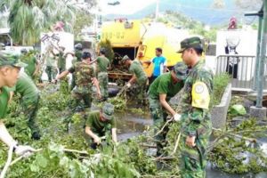 民眾送餐慰救災國軍竟遭婉拒，民眾佯怒幹嘛不吃？軍方人員這樣說「不能吃東西、而且休息還不能………」