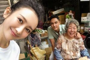明道帶著漂亮「女友」來台灣見媽媽，女友跟著在市場叫賣地瓜讓媽媽笑到眼睛都看不見了！