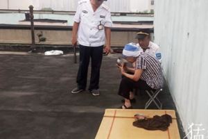 八旬老人酷暑天被「丟」屋頂，兒子：怕她在家用天然氣和電器